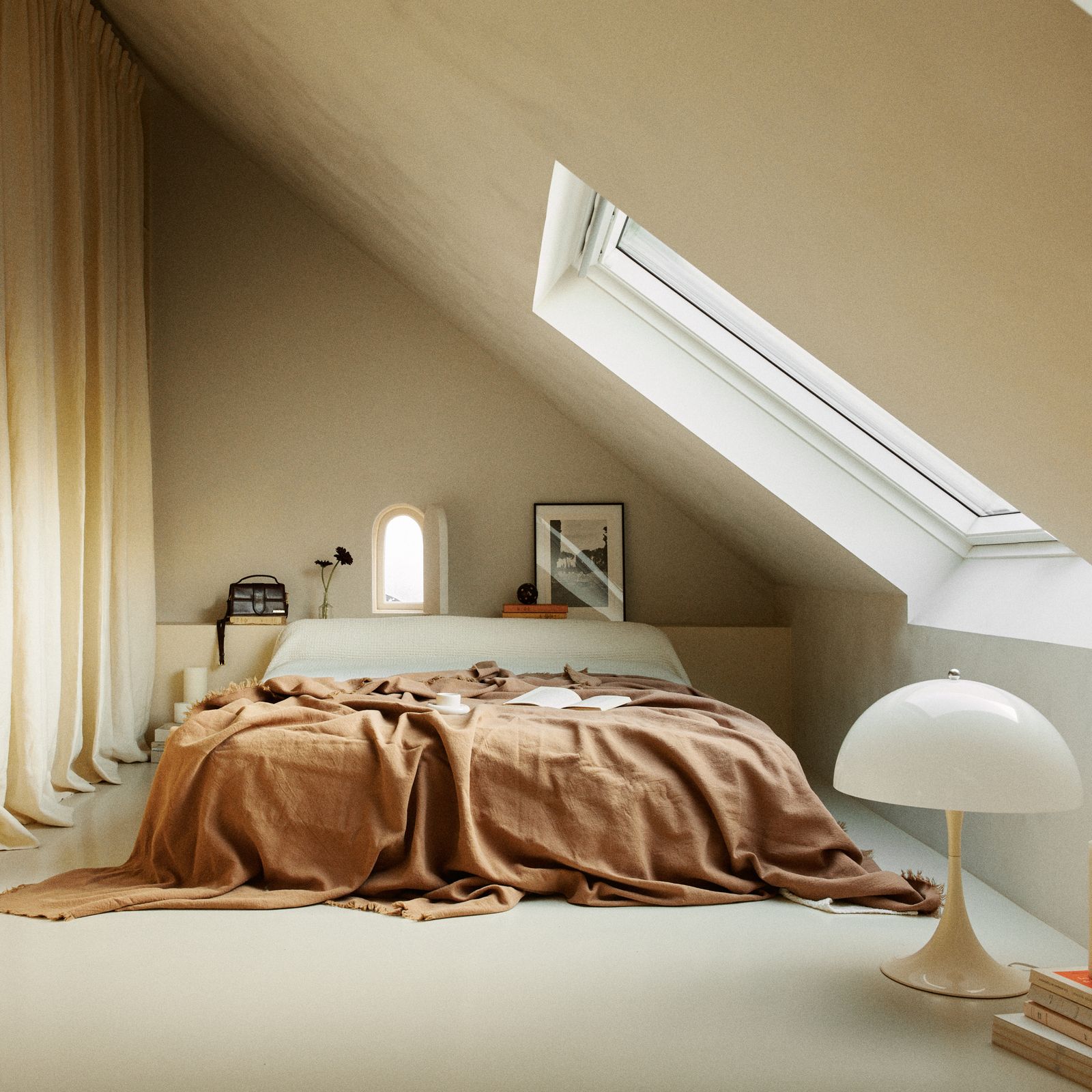 This 323-Square-Foot Paris Apartment Is a “Cream-Colored Envelope” with Touch of Rock ‘n’ Roll