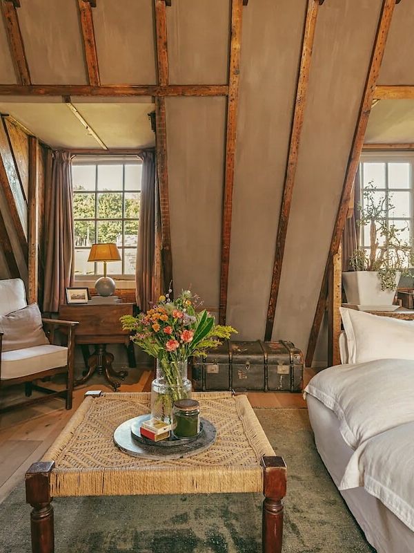 9 Edinburgh Airbnbs That Capture the City’s Old-Meets-New Charm